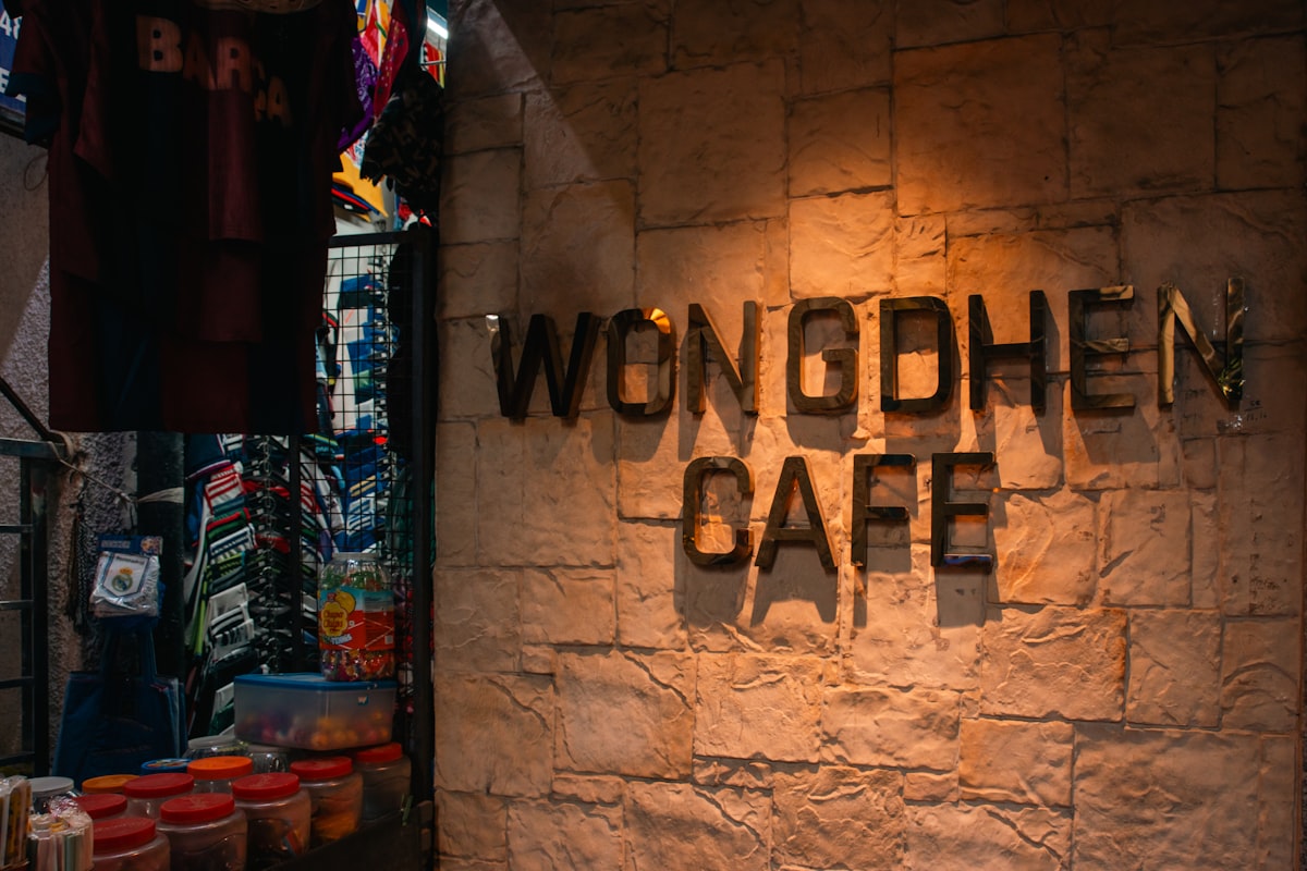 Wondhen cafe sign on a stone wall